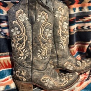 Embroidered Western Boots - Black and Cream